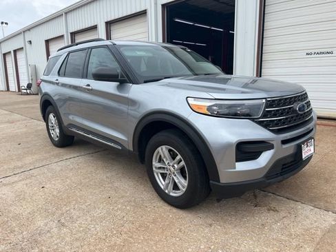 Used 2022 Ford Explorer XLT image 4