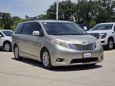 Used 2017 Toyota Sienna XLE FWD image 2