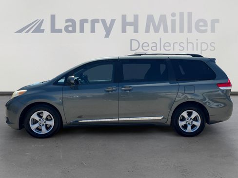 Used 2013 Toyota Sienna LE w/ Towing Pkg FWD image 2