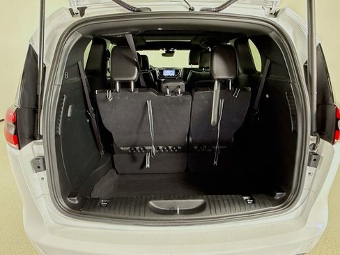 Used 2025 Chrysler Pacifica Limited image 27