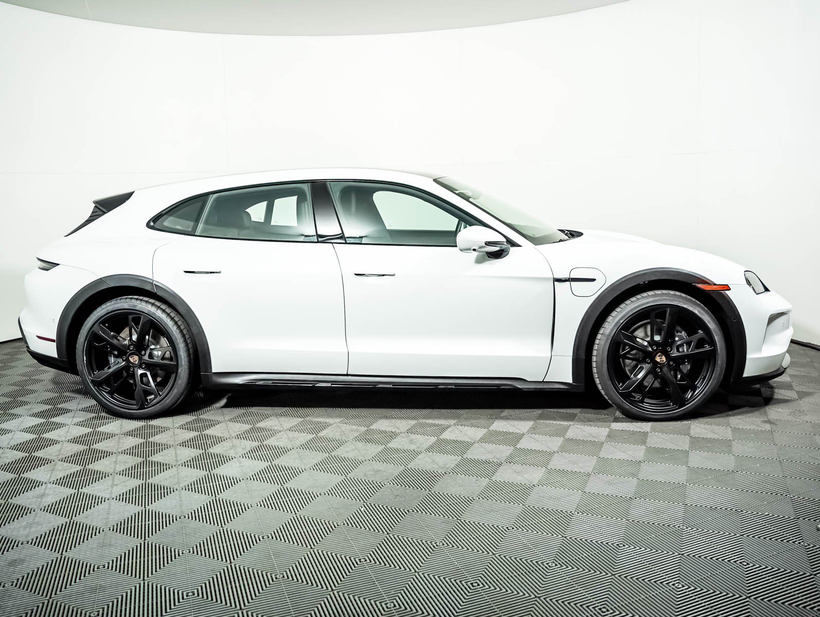 Certified 2025 Porsche Taycan 4 Cross Turismo AWD/4WD image 9