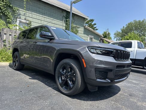 New 2025 Jeep Grand Cherokee L Altitude image 17