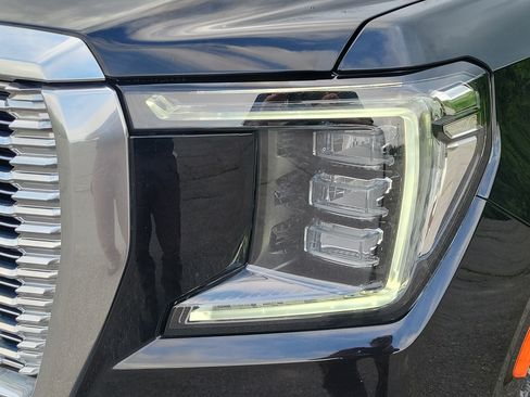 Used 2021 GMC Yukon XL Denali w/ Denali Premium Package AWD/4WD image 9