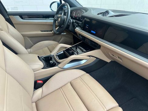 Certified 2025 Porsche Cayenne E-Hybrid AWD/4WD image 17