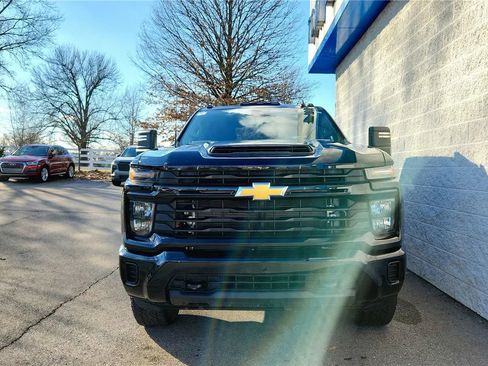 Used 2024 Chevrolet Silverado 2500 Custom w/ Custom Value Package image 3