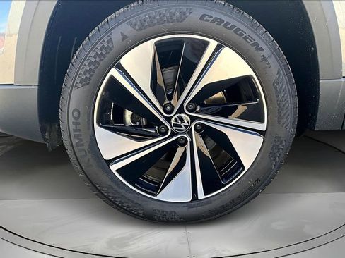 New 2026 Volkswagen Taos SE image 12
