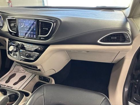 Used 2019 Chrysler Pacifica Limited w/ Tire & Wheel Group FWD image 38