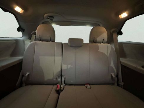 Used 2018 Toyota Sienna XLE FWD image 12