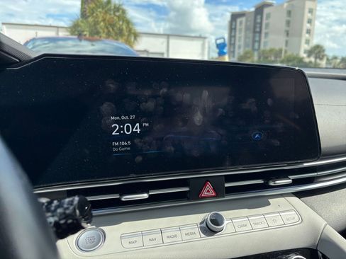 Used 2025 Hyundai Elantra Limited image 22