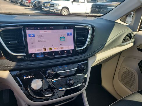 Used 2022 Chrysler Pacifica Limited FWD image 19