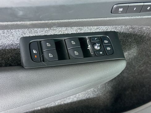 Used 2025 Volvo XC40 B5 Core image 15