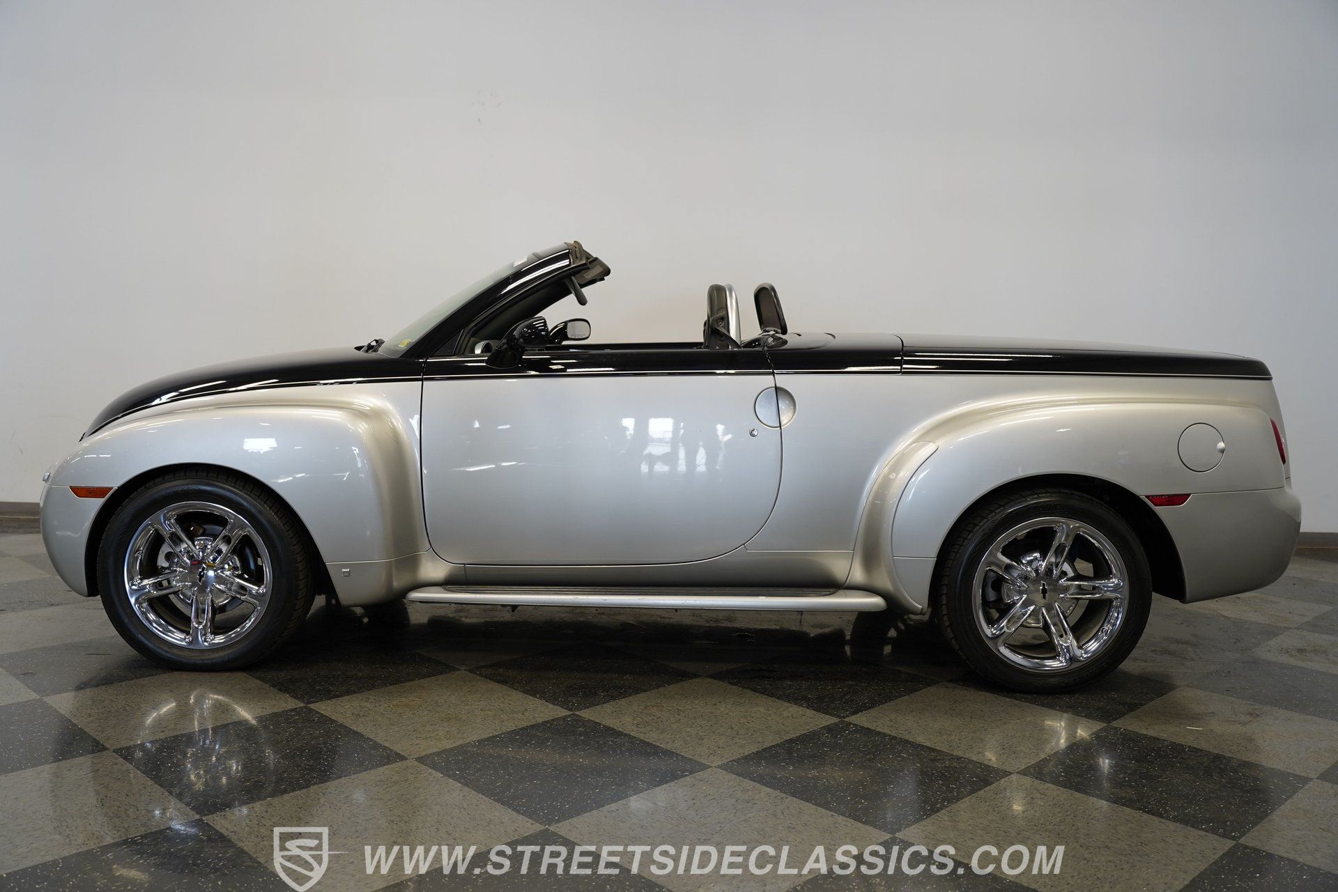 Used 2006 Chevrolet SSR w/ Preferred Equipment Group RWD image 40