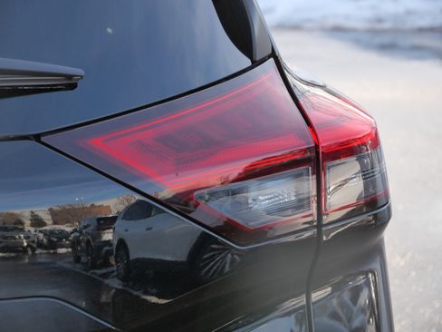 Used 2023 Nissan Rogue SV image 17