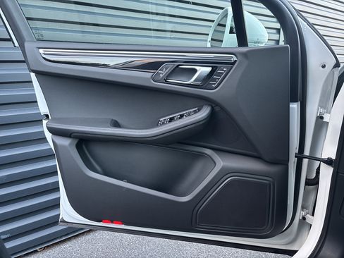 Certified 2025 Porsche Macan image 15