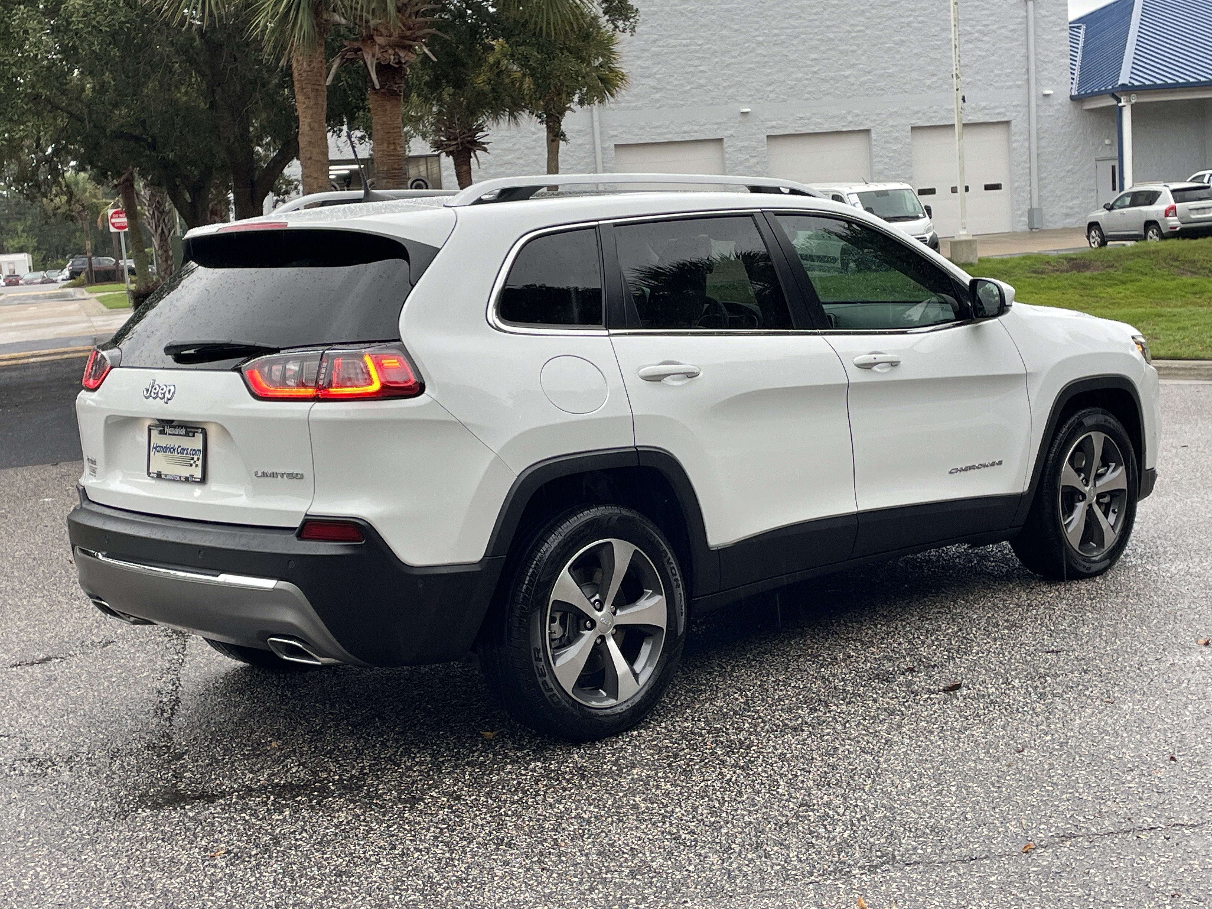 Used 2021 Jeep Cherokee Limited w/ Elite Package FWD image 9