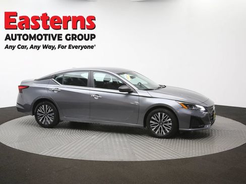 Used 2025 Nissan Altima 2.5 SV FWD image 46