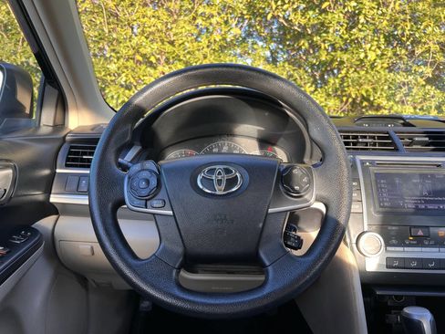 Used 2014 Toyota Camry L image 21