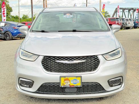 Used 2022 Chrysler Pacifica Touring-L FWD image 9