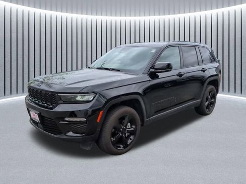 Used 2025 Jeep Grand Cherokee Limited w/ Black Appearance Package AWD/4WD image 15