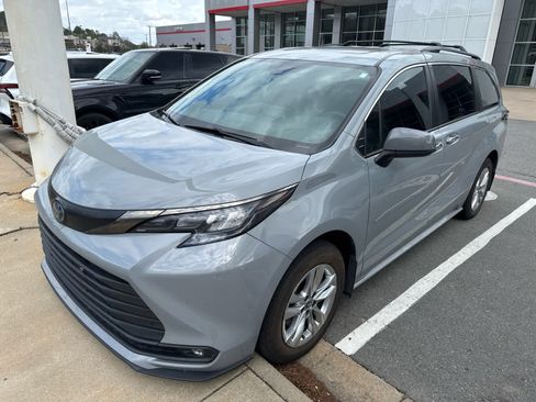 Used 2022 Toyota Sienna XLE Woodland Edition image 3