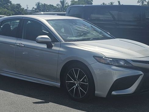 Used 2021 Toyota Camry SE FWD image 3