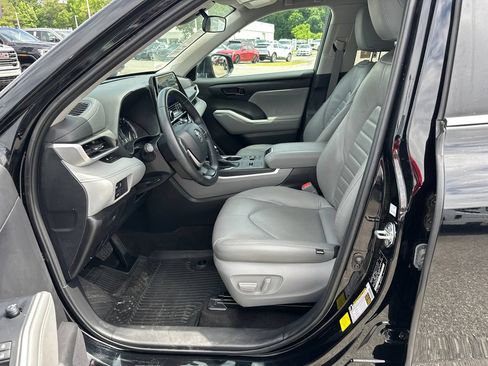 Used 2023 Toyota Highlander LE FWD image 9