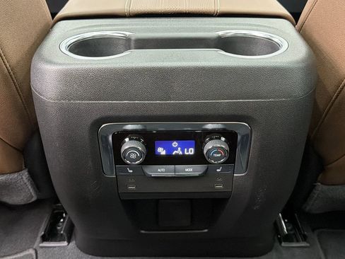Used 2025 Chevrolet Suburban High Country image 36