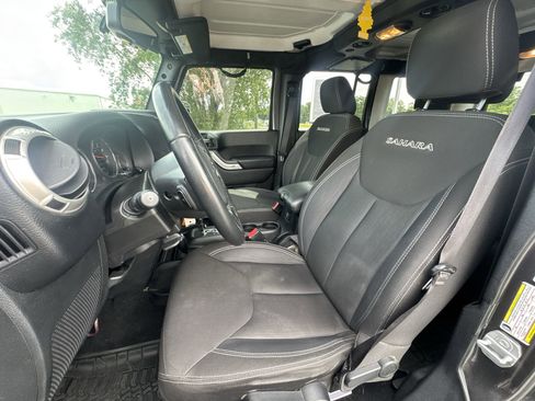 Used 2017 Jeep Wrangler Unlimited Sahara w/ Connectivity Group AWD/4WD image 11