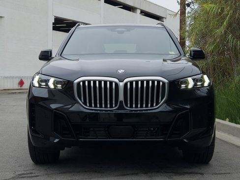 Used 2025 BMW X5 sDrive40i w/ Executive Package image 3