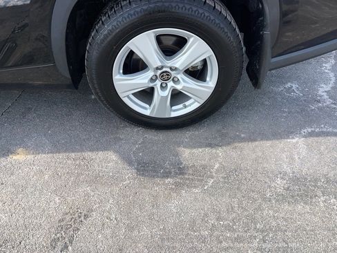 Used 2023 Toyota Highlander LE image 9