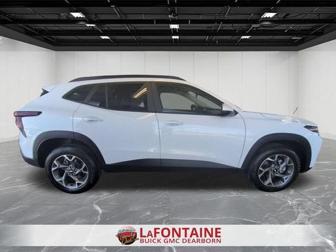 Used 2025 Chevrolet Trax LT FWD image 6