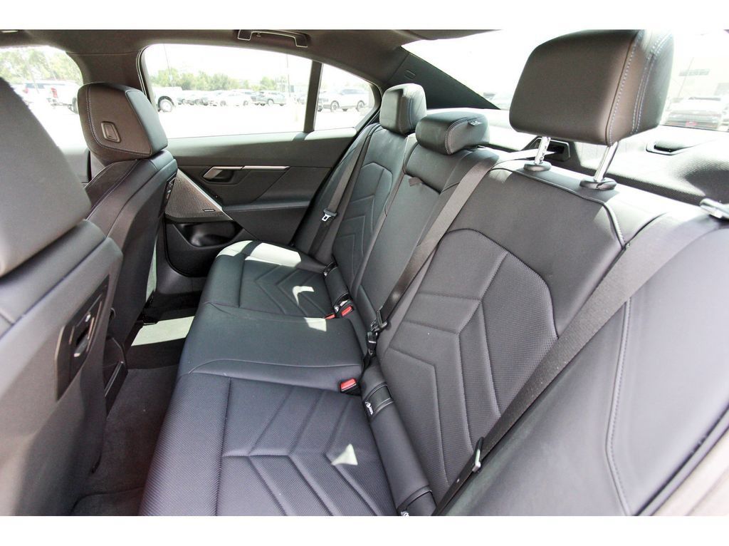 Used 2024 BMW i5 eDrive40i w/ M Sport Package RWD image 15