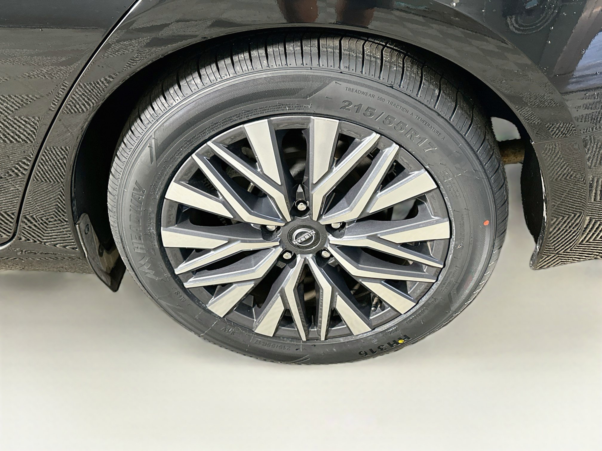 Used 2025 Nissan Altima 2.5 SV FWD image 11