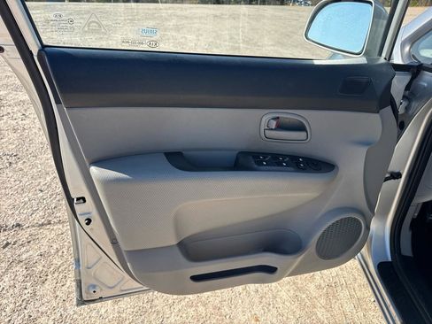 Used 2009 Kia Rondo LX image 10