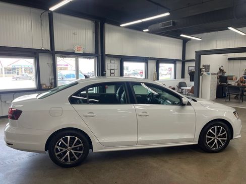 Used 2017 Volkswagen Jetta SE FWD image 14