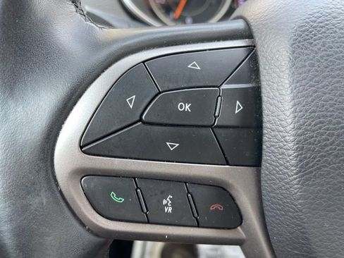 Used 2019 Jeep Cherokee Latitude Plus w/ Comfort/Convenience Group image 16