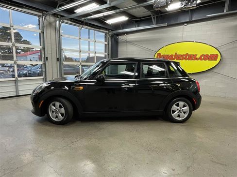 Used 2016 MINI Cooper 4-Door Hardtop image 2