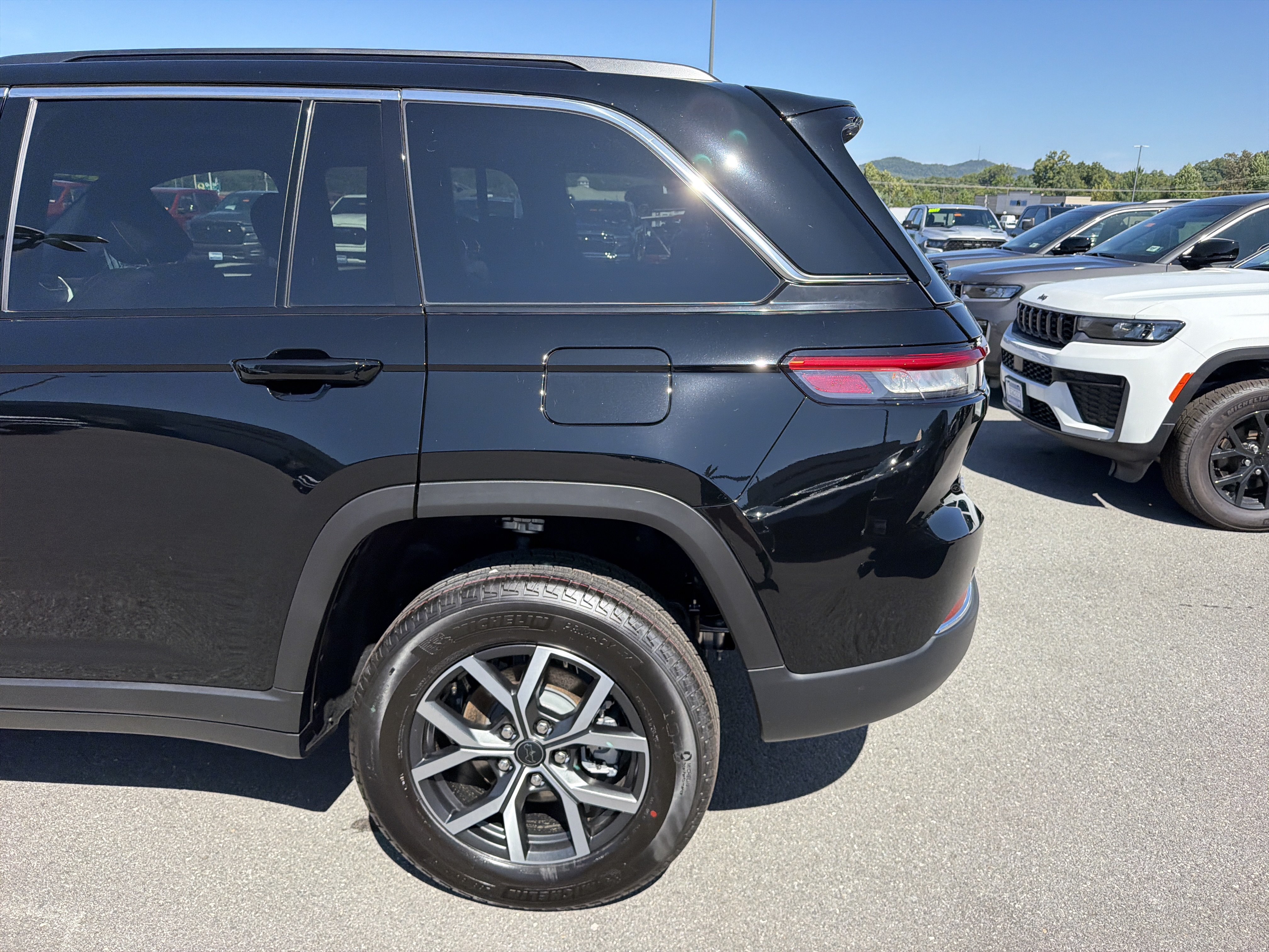 New 2027 Jeep Grand Cherokee Laredo X AWD/4WD image 9