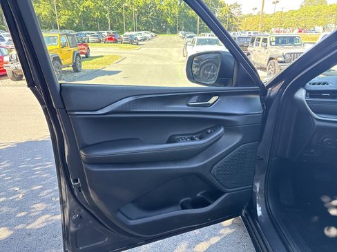 New 2025 Jeep Grand Cherokee Laredo X w/ Luxury Tech Group I image 15