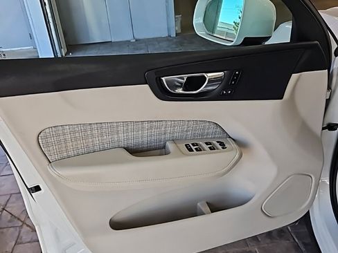 Used 2022 Volvo XC60 B5 Momentum image 26