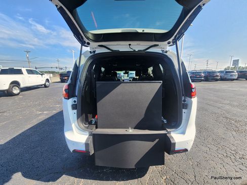 Used 2026 Chrysler Pacifica Select FWD image 19