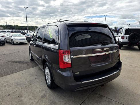 Used 2015 Chrysler Town & Country Touring image 7
