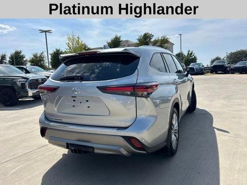 Used 2025 Toyota Highlander Platinum AWD/4WD image 3