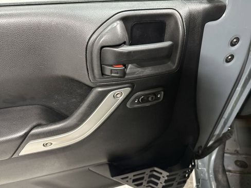 Used 2015 Jeep Wrangler Unlimited Rubicon w/ Connectivity Group AWD/4WD image 24