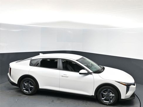New 2025 Kia K4 LXS image 7