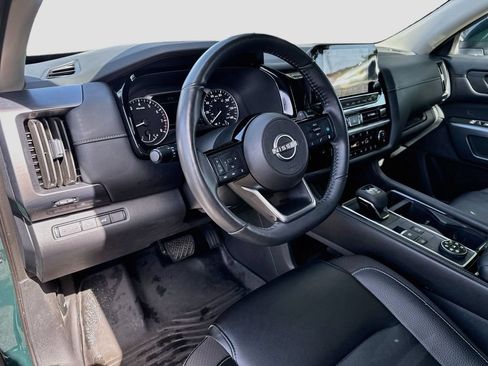 Used 2024 Nissan Pathfinder SL w/ Black Appearance Package AWD/4WD image 10