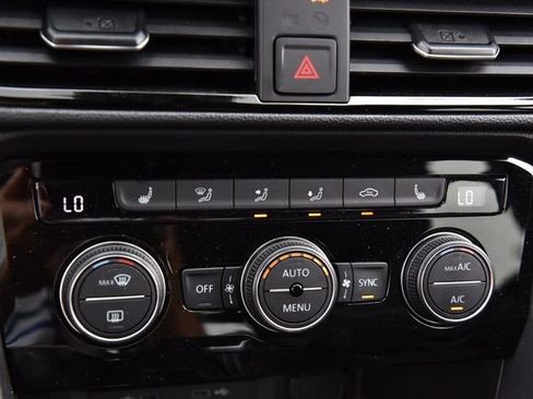 Used 2024 Volkswagen Taos SE w/ MDO Package FWD image 15