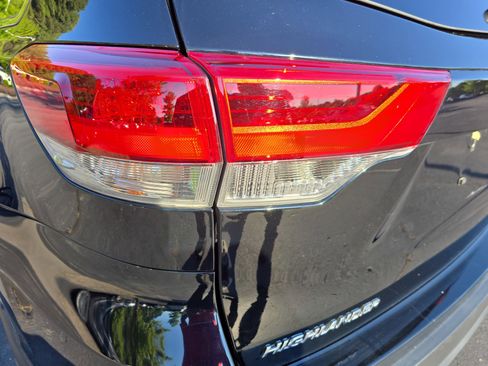 Used 2017 Toyota Highlander Plus AWD/4WD image 33