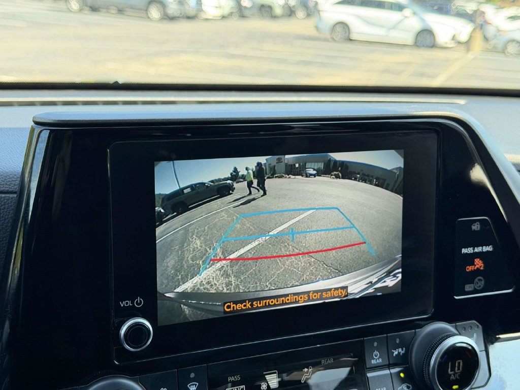 Used 2023 Toyota Highlander XLE FWD image 4