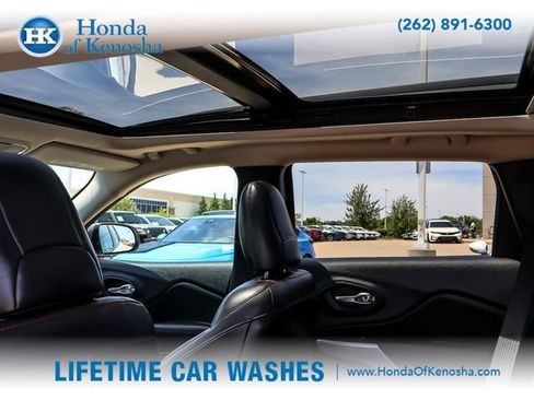 Used 2017 Jeep Cherokee Trailhawk AWD/4WD image 13
